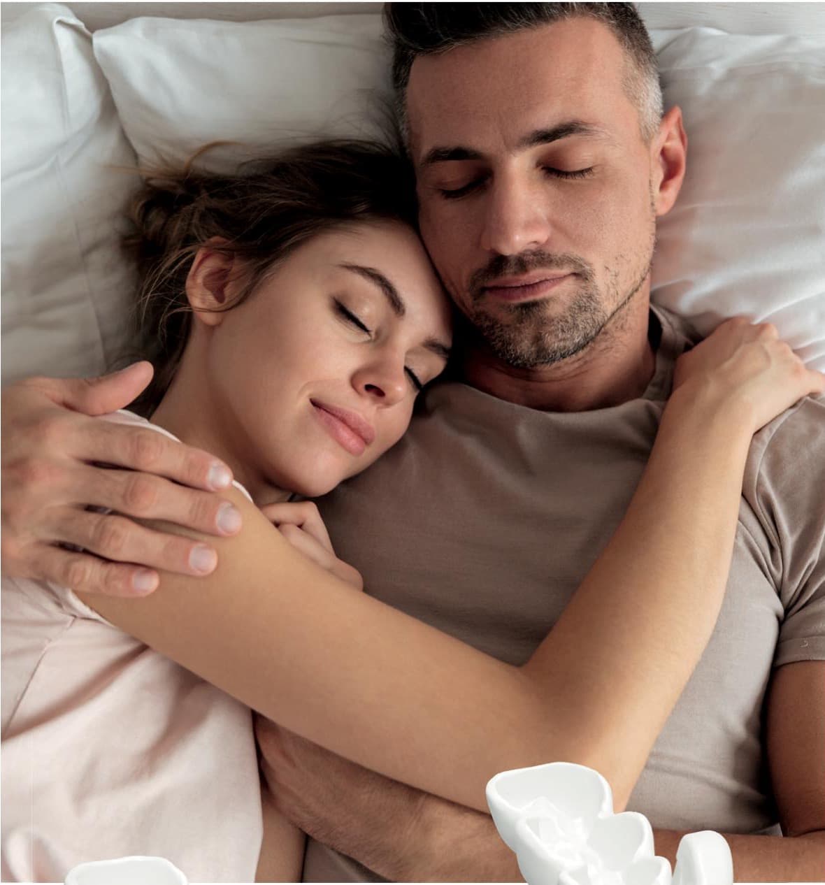 Pareja durmiendo durante una noche tranquila